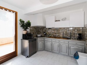 Réfrigérateur, micro-ondes, plaque de cuisson, lave-vaisselle