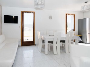 TV - Spacious family villa in Narbonne-Plage for 6 people, private parking, pets allowed (Narbonne-Narbonne Plage-Narbonne Plage)