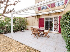 Outdoor dining - Spacious villa with parking, garden, pets allowed (Narbonne-Narbonne Plage-Narbonne Plage)