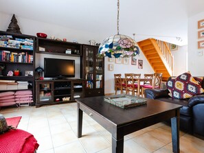 Living area - Spacious villa with parking, garden, pets allowed (Narbonne-Narbonne Plage-Narbonne Plage)