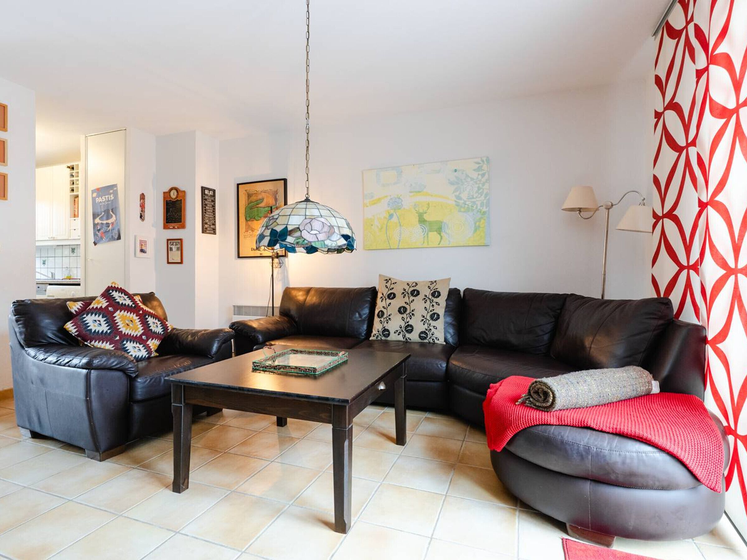 Ein modernes Wohnzimmer mit einer Eckcouch, einem Couchtisch und einer Pendelleuchte.
