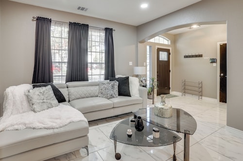 3 Mi to Randolph Afb: San Antonio Area Home