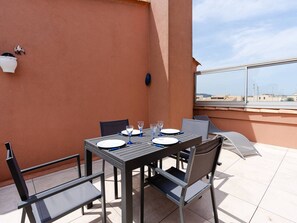 Outdoor dining - Bright duplex in Gruissan with parking, close to beach and port (Gruissan)