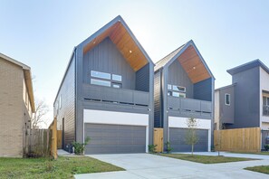 Interior - 4 Mi to NRG Stadium: Modern Group Retreat (Houston)