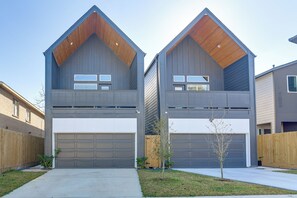 Interior - 4 Mi to NRG Stadium: Modern Group Retreat (Houston)
