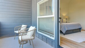 A room with a bed, a chair, and a window with blinds. - 4 Mi to NRG Stadium: Modern Group Retreat (Houston)