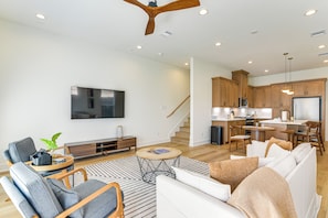 Front of property - 4 Mi to NRG Stadium: Modern Group Retreat (Houston)
