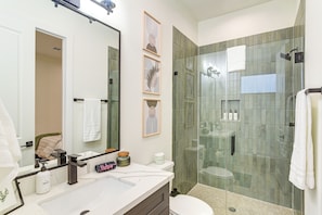 Interior - 4 Mi to NRG Stadium: Modern Group Retreat (Houston)