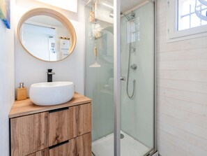Bathroom - Cozy pavilion with terrace 250m from the beach! (Narbonne)