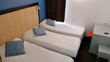 9 quartos, ferros/tábuas de passar roupa, berço de viagem