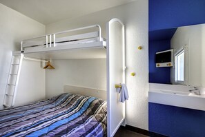 9 bedrooms, iron/ironing board, travel cot, free WiFi - MAISON AUBRAC By ENZO HOTEL GREEN (Coudes)