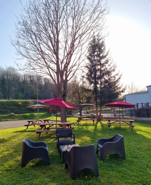 Outdoor dining - MAISON AUBRAC By ENZO HOTEL GREEN (Coudes)
