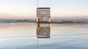 A beach lifeguard tower with a striped design and a flagpole. - A/C T2 Mezzanine, 6 Guests - Plage des Chalets, Gruissan (Gruissan)