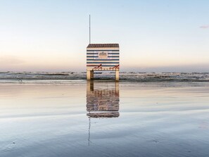 A beach lifeguard tower with a striped design and a flagpole. - A/C T2 Mezzanine, 6 Guests - Plage des Chalets, Gruissan (Gruissan)