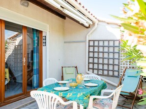 Outdoor dining - T2 Pavilion with Loft and Private Parking in Gruissan (Gruissan)