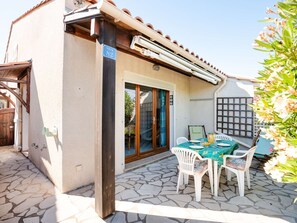 Outdoor dining - T2 Pavilion with Loft and Private Parking in Gruissan (Gruissan)