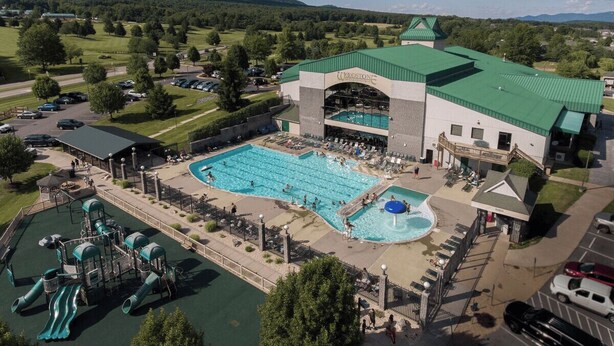 Ein großes Hotel mit Schwimmbad, Wasserpark und Bergblick.