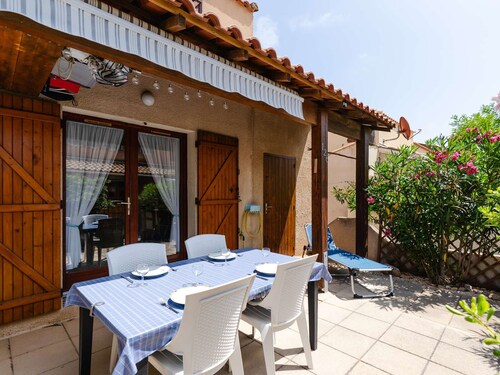 Sunny 2BR Pavilion with Terrace, Pool Access & Parking - Near Beach