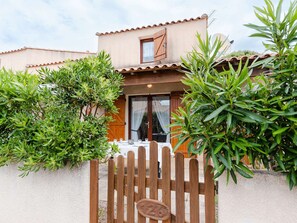 Property grounds - Sunny 2BR Pavilion with Terrace, Pool Access & Parking - Near Beach (Gruissan)