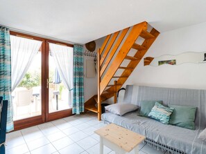 TV - Sunny 2BR Pavilion with Terrace, Pool Access & Parking - Near Beach (Gruissan)