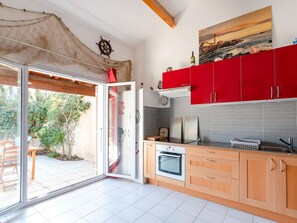 Fridge, microwave, oven, stovetop - Charming 2BR Cottage with Pool, Terrace & Parking Near Beach (Gruissan)