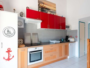 Fridge, microwave, oven, stovetop - Charming 2BR Cottage with Pool, Terrace & Parking Near Beach (Gruissan)