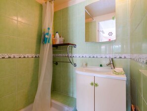 Bathroom - Charming 2BR Cottage with Pool, Terrace & Parking Near Beach (Gruissan)