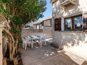 Outdoor dining - T3 Villa in Gruissan with Air Conditioning and Garden (Gruissan)
