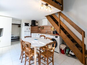 Kylskåp, mikrovågsugn, spishäll och diskmaskin