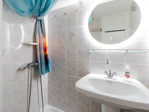 Hair dryer - T3 Villa in Gruissan with Air Conditioning and Garden (Gruissan)