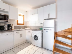 Mikroaaltouuni, liesi, astianpesukone, kahvin-/teenkeitin