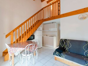 Interior - Air-conditioned 3-Room Cottage with Mezzanine and Terrace, 200m from Narbonne Beach – Sleeps 6 (Narbonne-Narbonne Plage-Narbonne Plage)