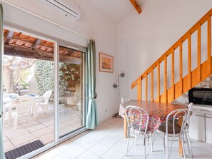 Dining - Air-conditioned 3-Room Cottage with Mezzanine and Terrace, 200m from Narbonne Beach – Sleeps 6 (Narbonne-Narbonne Plage-Narbonne Plage)