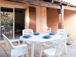Outdoor dining - Air-conditioned 3-Room Cottage with Mezzanine and Terrace, 200m from Narbonne Beach – Sleeps 6 (Narbonne-Narbonne Plage-Narbonne Plage)