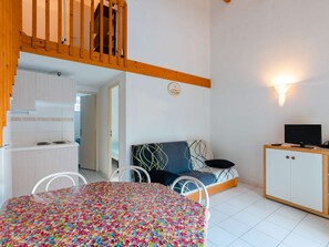 Interior - Air-conditioned 3-Room Cottage with Mezzanine and Terrace, 200m from Narbonne Beach – Sleeps 6 (Narbonne-Narbonne Plage-Narbonne Plage)