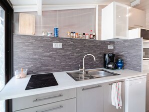 Fridge, microwave, stovetop, dishwasher - Studio Loft Pavilion in Gruissan Ayguades - Pets Welcome, Free Parking (Gruissan)