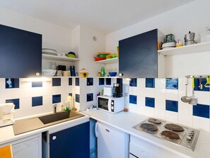 Fridge, microwave, oven, stovetop - Cozy 3-Room Pavilion for 6 with Pool, Near Beach, Pet-Friendly, Parking Included (Gruissan)