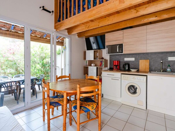 Réfrigérateur, micro-ondes, plaque de cuisson, lave-vaisselle