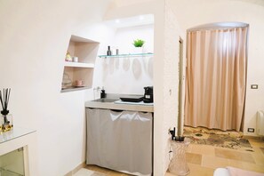 Basic House | Private kitchen | Fridge, stovetop, highchair, cookware/dishes/utensils - La Chianca Rosa - Arcuève (Ostuni)