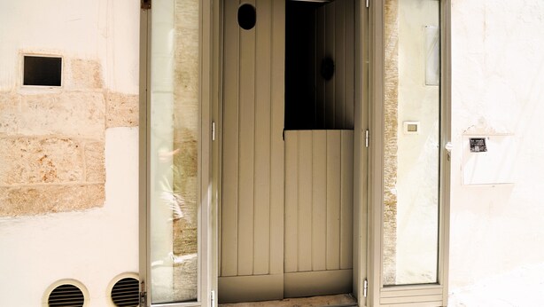 A door with a glass panel and a small window above it. - La Chianca Rosa - Arcuève (Ostuni)