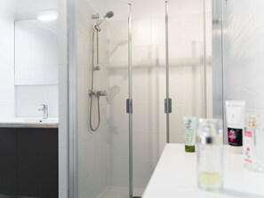 Bathroom - Modern 2-bedroom apt, air-con, 2 parking spots, 300m from beach (Narbonne-Narbonne Plage-Narbonne Plage)