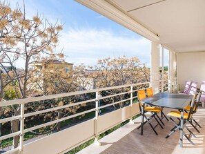 Outdoor dining - Modern 2-Bedroom Apartment with Balconies, 300m from the Beach in Narbonne (Narbonne)