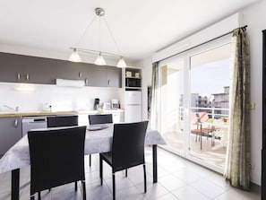 Dining - Modern 2-Bedroom Apartment with Balconies, 300m from the Beach in Narbonne (Narbonne)