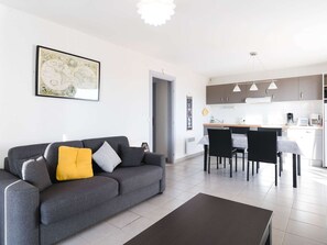 TV - Modern 2-Bedroom Apartment with Balconies, 300m from the Beach in Narbonne (Narbonne)