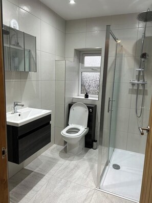 Dusche, Haartrockner, Handtücher, Seife