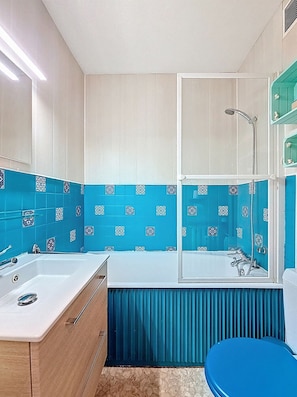 Ein Badezimmer mit Badewanne, Dusche und Toilette.
