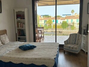 3 bedrooms, free WiFi, bed sheets - Air-Conditioned Duplex with Terraces and Parking in Port Grimaud (Port Grimaud)