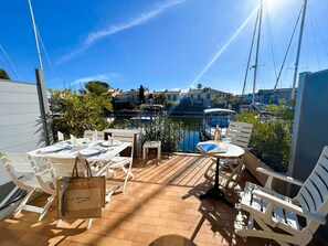Outdoor dining - Air-Conditioned Duplex with Terraces and Parking in Port Grimaud (Port Grimaud)