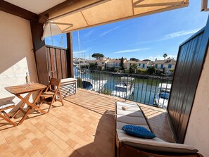Outdoor dining - Air-Conditioned Duplex with Terraces and Parking in Port Grimaud (Port Grimaud)