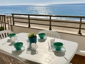 Outdoor dining - Renovated Seafront Apartment with Pool (Miami Playa)